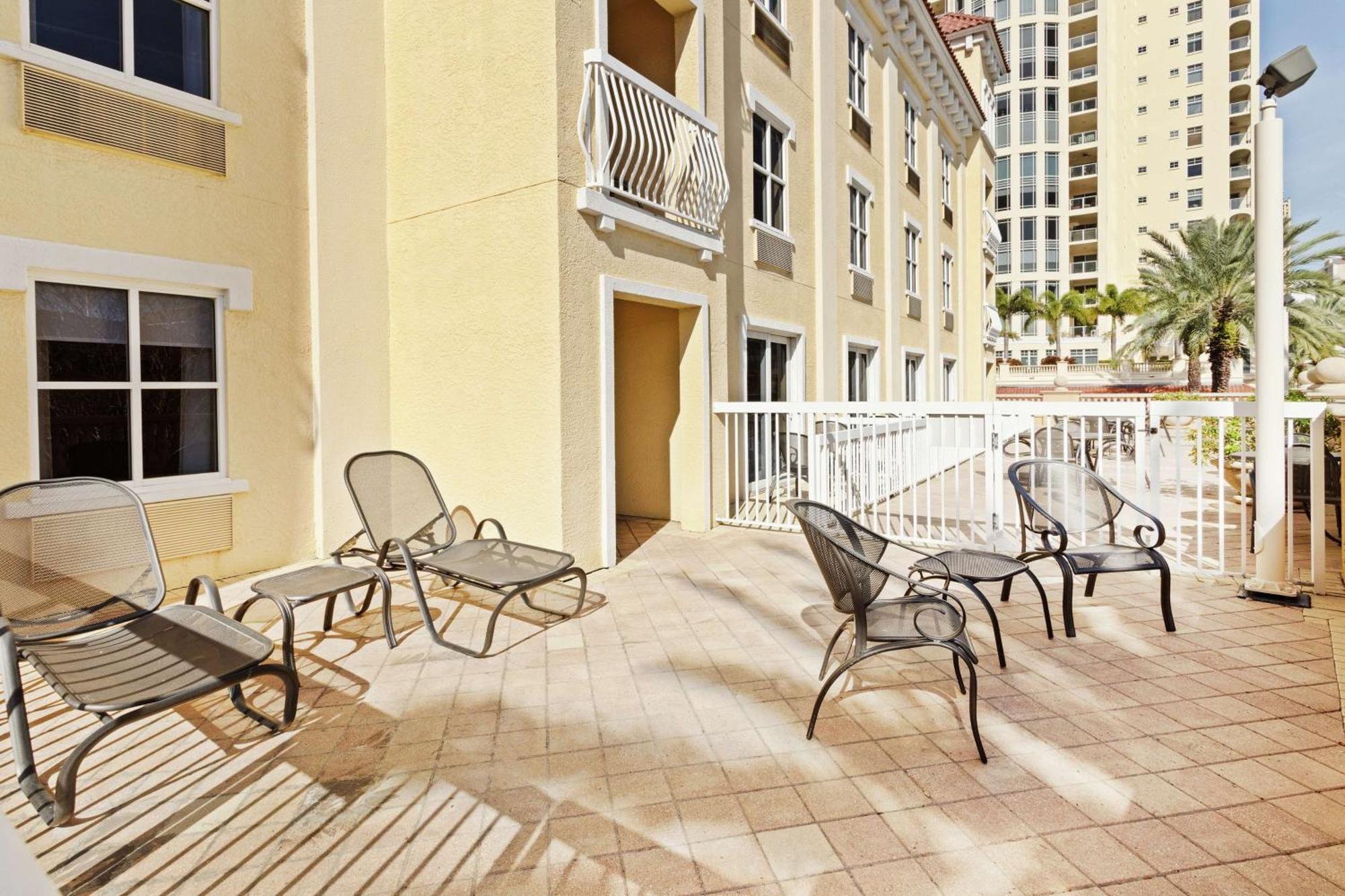 Hampton Inn & Suites St. Petersburg/Downtown Exterior photo